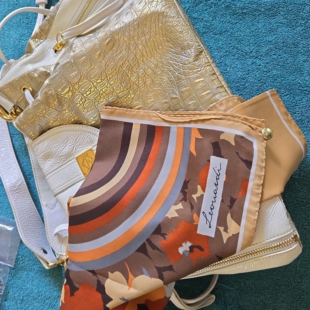 LEONARDI NWT Beige/Rust Geometric Arch Scarf NWT 30"x 30" (BIN 008)
